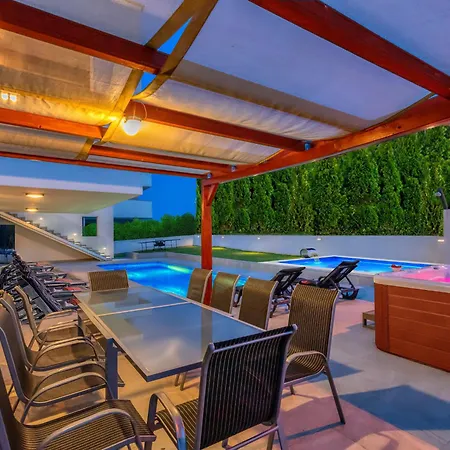 Am Mit Pool & Kinderpool - Leon's Homes Вилла Медулин