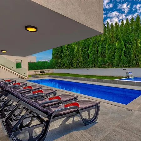 Вилла Am Mit Pool & Kinderpool - Leon's Homes *