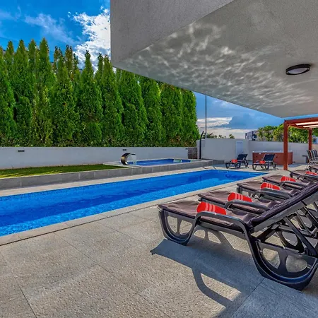 Вилла Am Mit Pool & Kinderpool - Leon's Homes Медулин