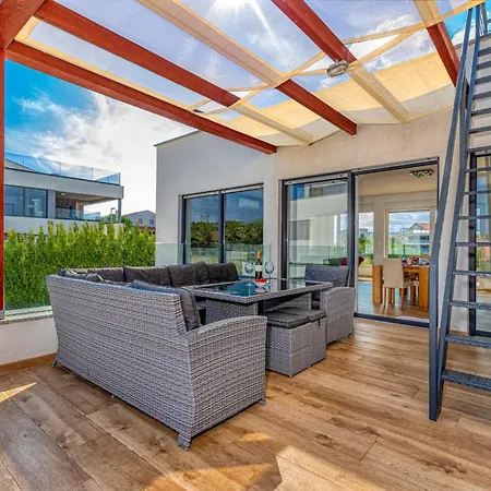 Am Mit Pool & Kinderpool - Leon's Homes Вилла Медулин