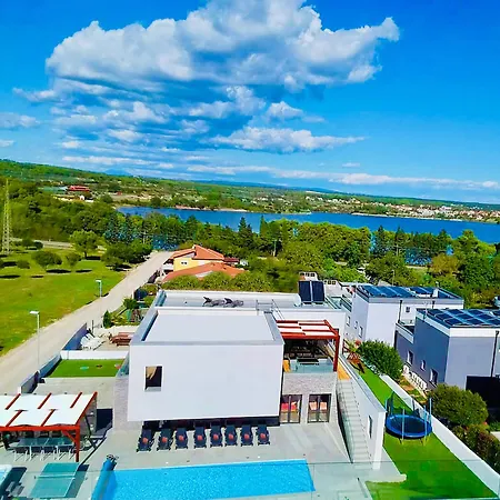 Am Mit Pool & Kinderpool - Leon's Homes Villa