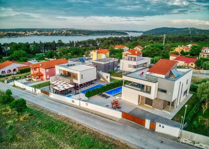 Villa Am Mit Pool & Kinderpool - Leon's Homes Medulin