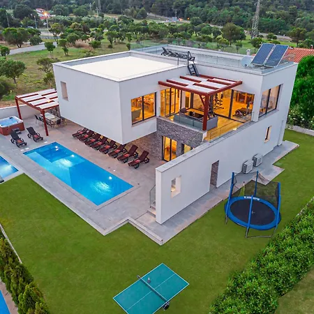 Am Mit Pool & Kinderpool - Leon's Homes Willa Medulin