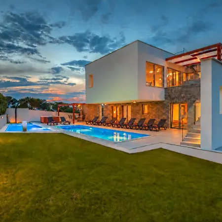 Am Mit Pool & Kinderpool - Leon's Homes Villa *