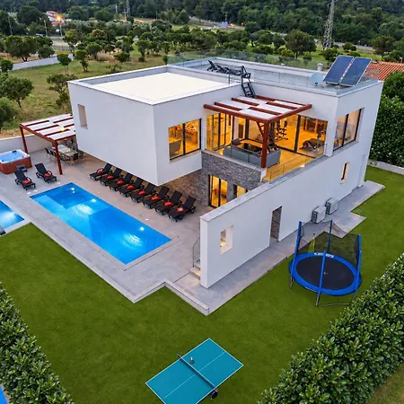 Am Mit Pool & Kinderpool - Leon's Homes *