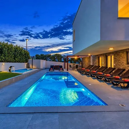 Am Mit Pool & Kinderpool - Leon's Homes