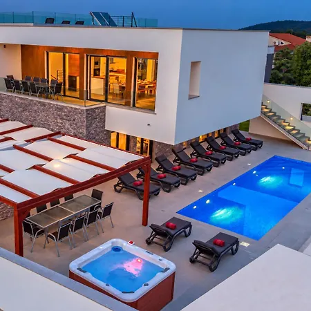 Am Mit Pool & Kinderpool - Leon's Homes Willa Medulin