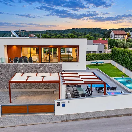 Am Mit Pool & Kinderpool - Leon's Homes Willa