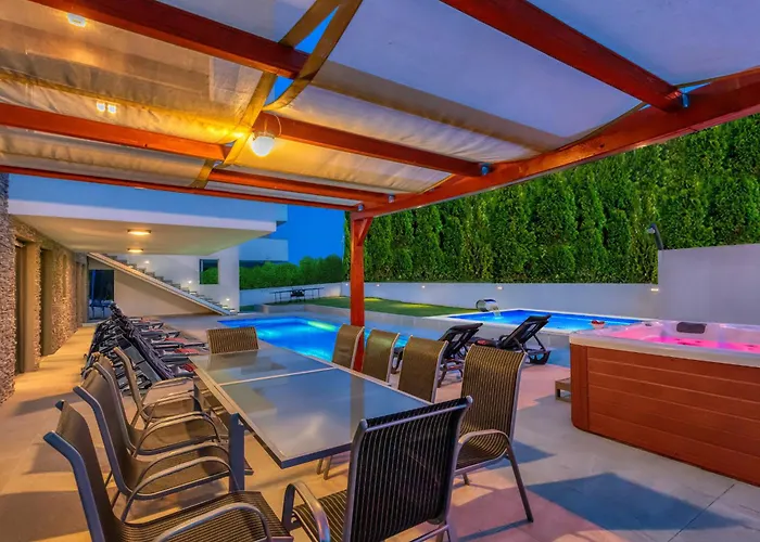 Am Mit Pool & Kinderpool - Leon's Homes Villa Medulin