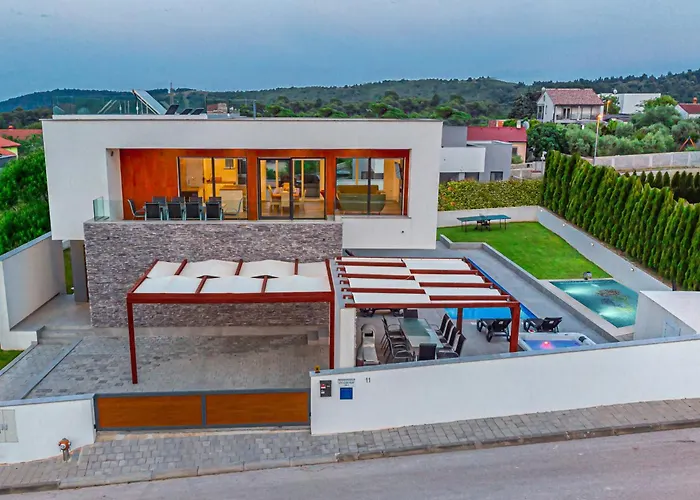 Am Mit Pool & Kinderpool - Leon's Homes *